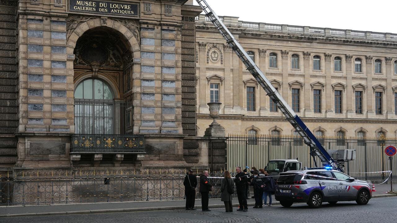 Roubo no Louvre: ladrões disfarçados de operários levam joias de Napoleão