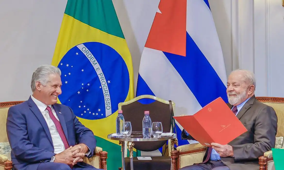 Lula planeja viagem a Cuba ainda em 2025, minimizando riscos diplomáticos