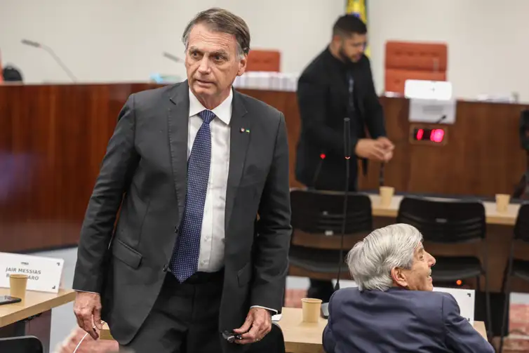 Defesa pede prisão domiciliar humanitária para Bolsonaro