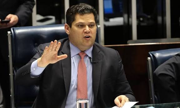 Alcolumbre recua e sabatina de Messias fica sem data definida