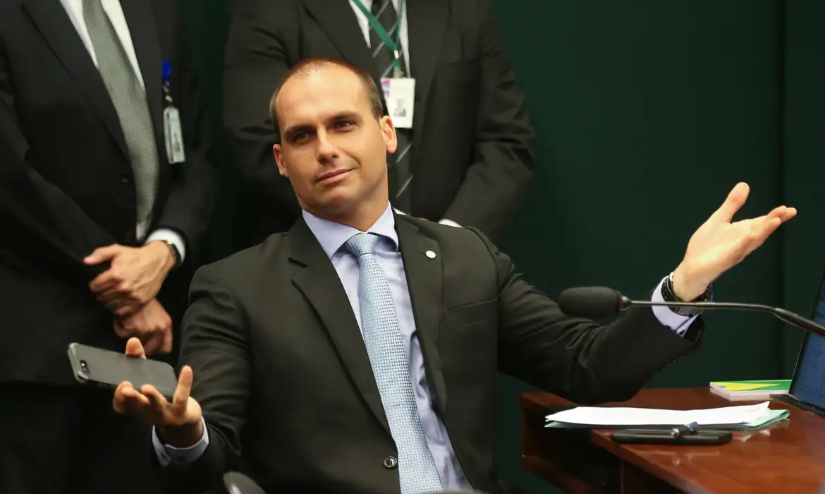 Eduardo Bolsonaro se torna réu no STF por suposta coação junto aos EUA