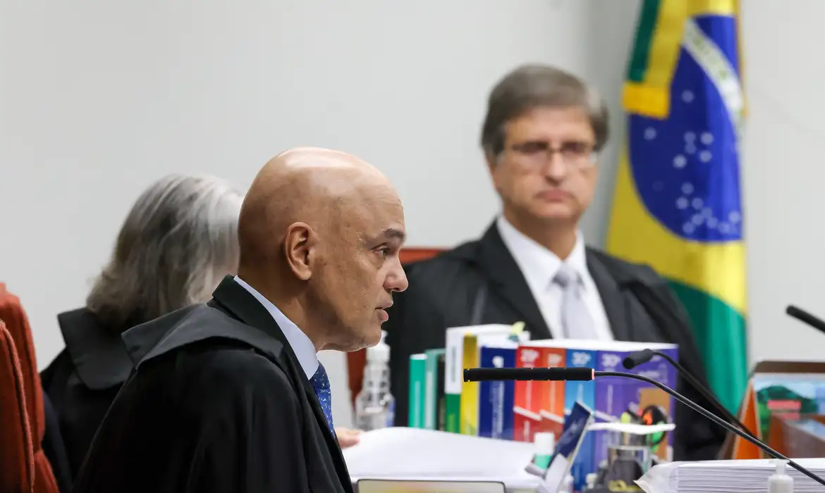 Moraes usa precedente de Lula para manter Bolsonaro em sala de Estado-Maior na PF