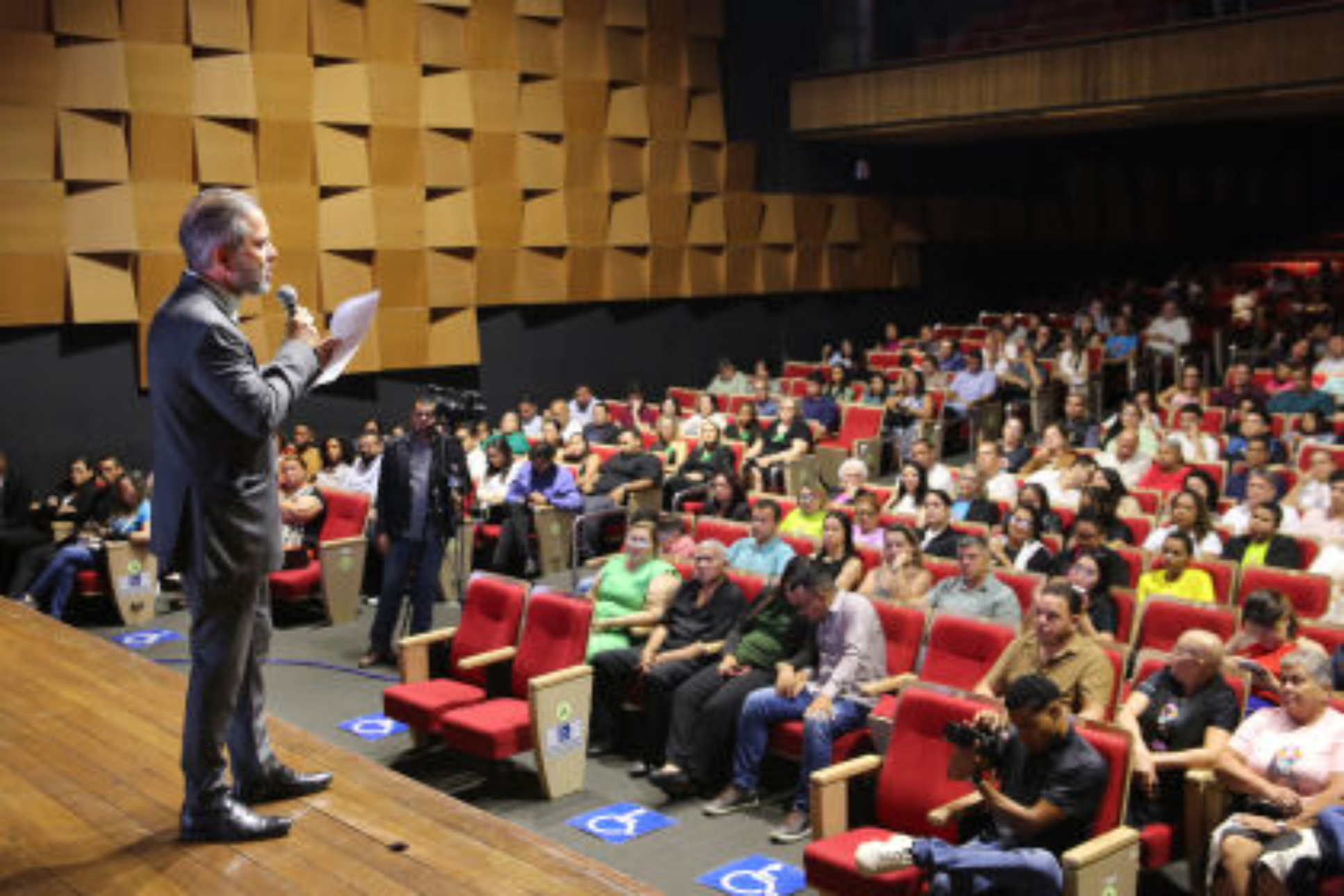 ALMT realiza sessão especial e homenageia pacientes oncológicos e profissionais da saúde