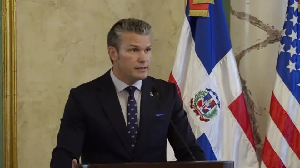 Chefe do Pentágono visita porta-aviões mais poderoso do mundo perto da Venezuela