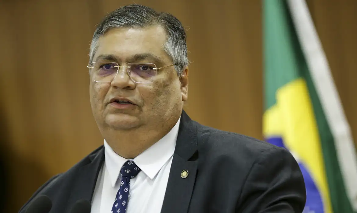 Dino reforça tese de Moraes e vota por manter Bolsonaro preso