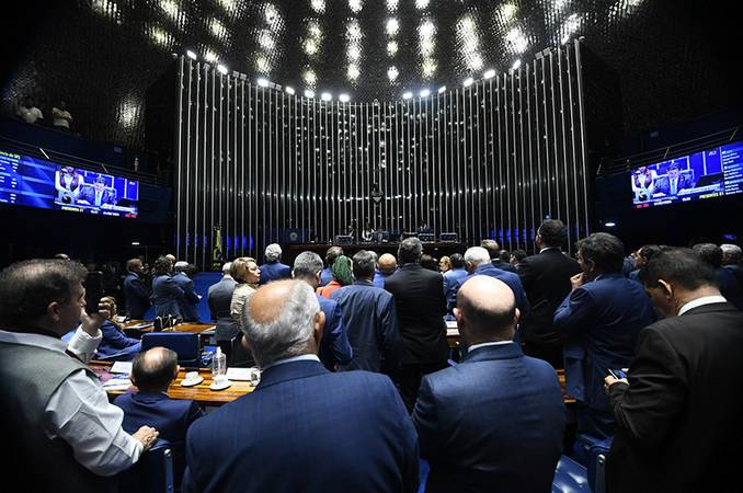 Oposição pressiona Senado para revogar lei usada contra Bolsonaro