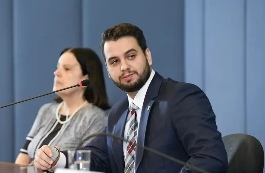 Filipe Martins lança campanha para custear defesa nos EUA