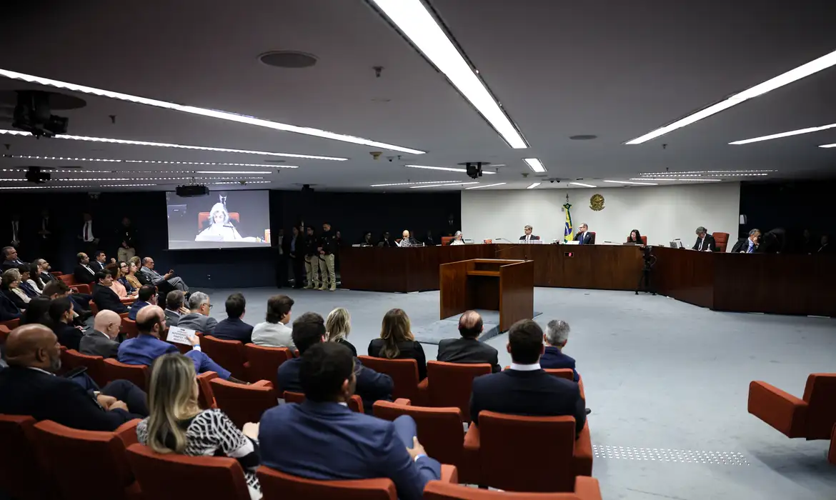 Defesa de Bolsonaro nega uso de celular por Nikolas durante visita