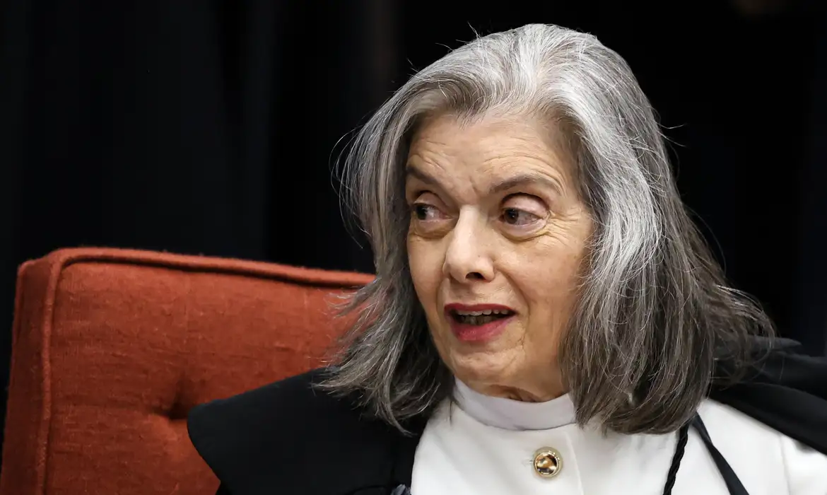 Cármen Lúcia critica voto impresso, mas opinião gera debate