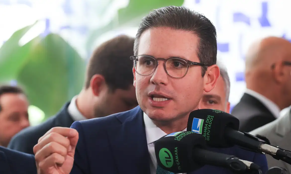 Hugo Motta diz que vai analisar ordem de Moraes sobre mandato de Ramagem