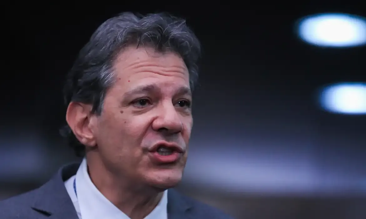 Haddad minimiza alertas de crise fiscal enquanto governo ultrapassa teto de gastos