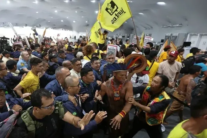 Indígenas e militantes do PSOL invadem COP30 em Belém exigindo taxação