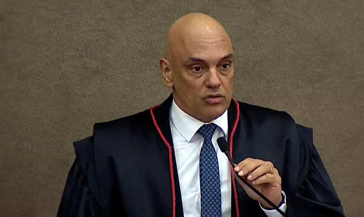 Moraes pressiona defesa após uso de celular em visita a Bolsonaro