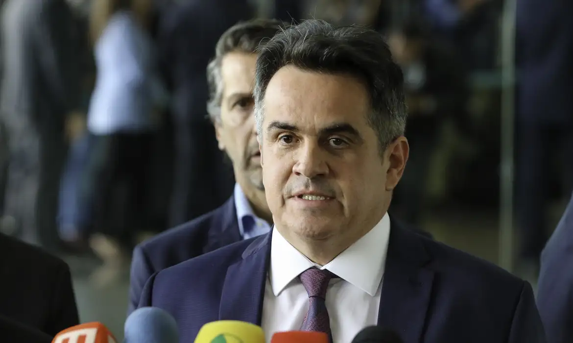 Ciro Nogueira declara preferência por Flávio Bolsonaro para 2026