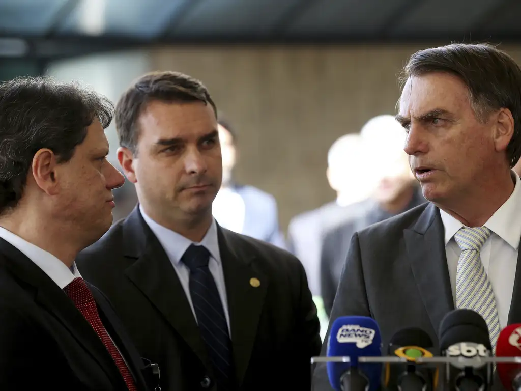 Tarcísio reforça apoio a Flávio Bolsonaro e elogia diálogo do candidato