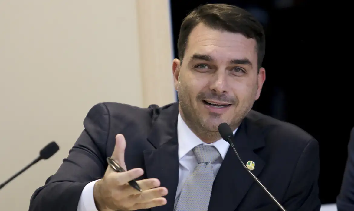 Deputado Nikolas Ferreira elogia estratégia de Flávio Bolsonaro para diálogo com mercado