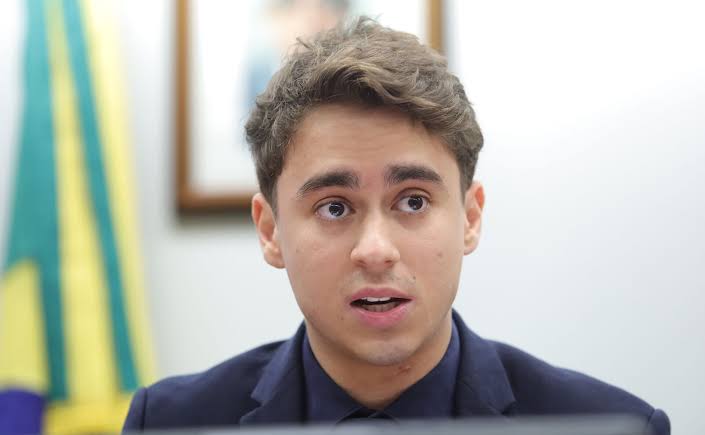 Nikolas Ferreira critica incoerência de aliados e defende postura estratégica de Flávio Bolsonaro