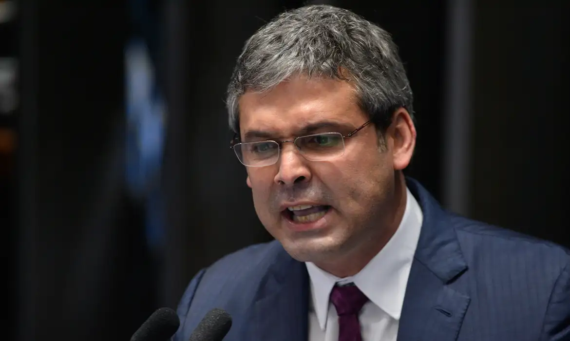 Lindbergh afirma que PT "não pode se dar ao luxo" de não ter Haddad em 2026