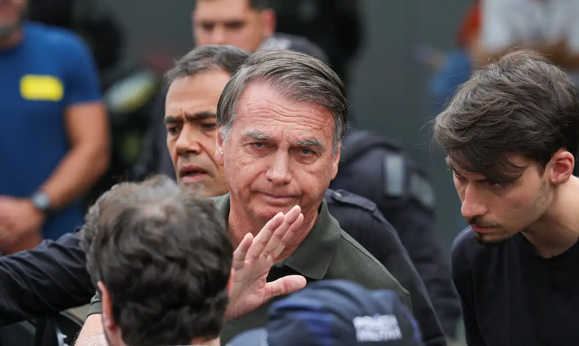 Moraes nega fisioterapia semanal a Bolsonaro mesmo com risco de AVC
