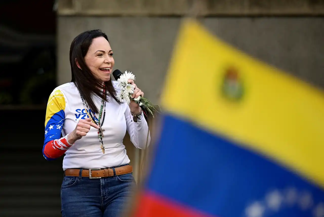 María Corina chega a Oslo e denuncia presença de russos e Hezbollah na Venezuela