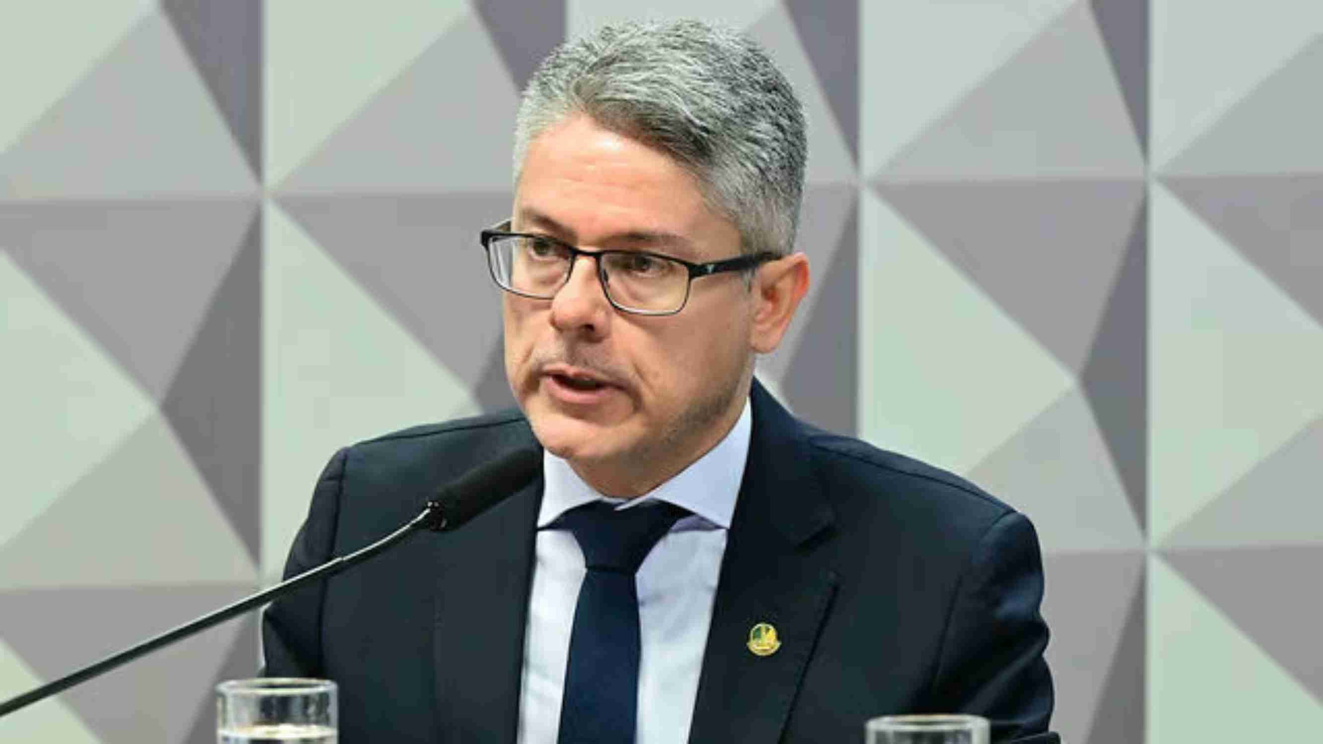 Senador Alessandro Vieira promete investigar ligação entre Moraes e Banco Master