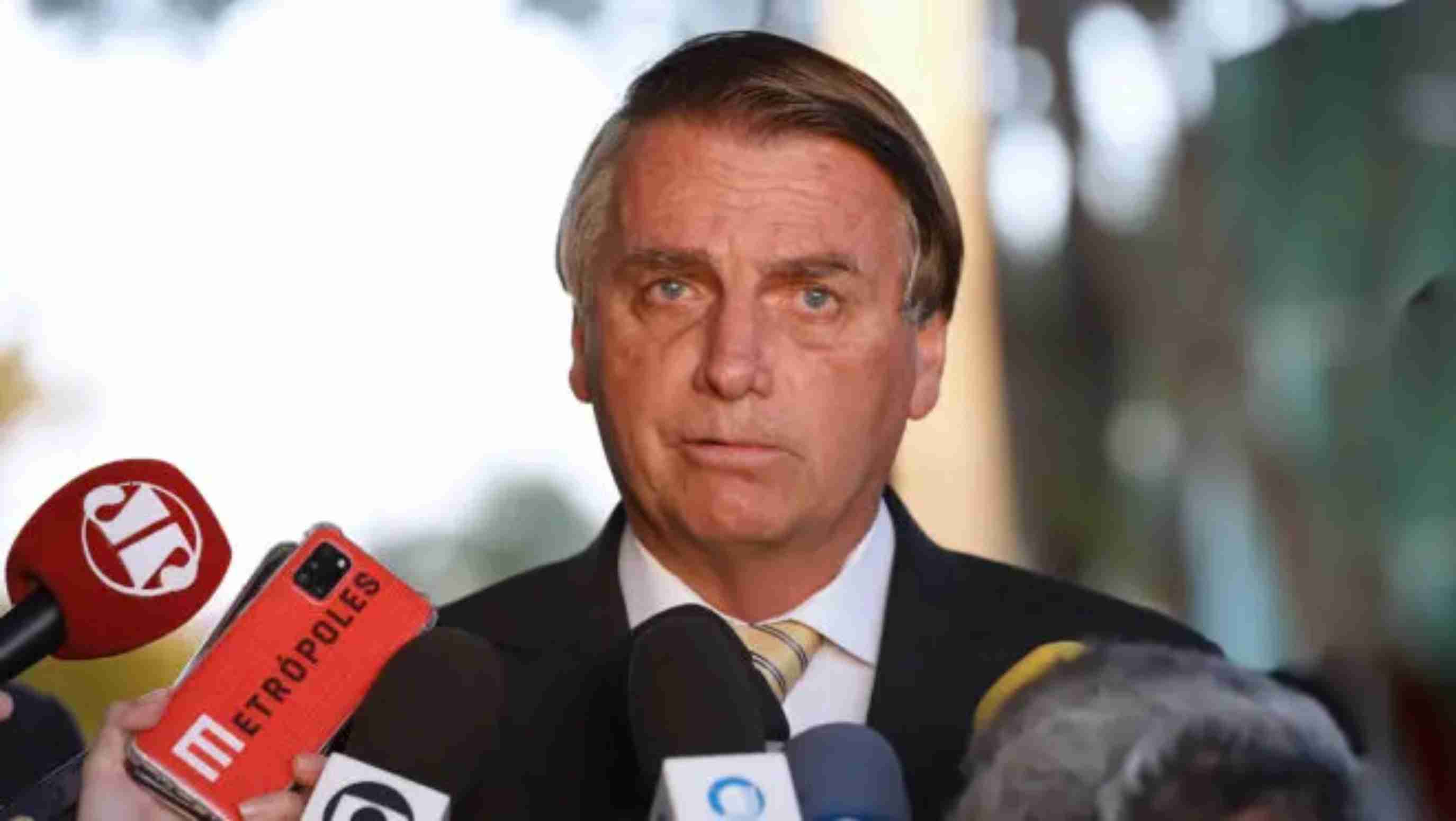 Moraes autoriza cirurgia de Bolsonaro, mas mantém prisão na PF