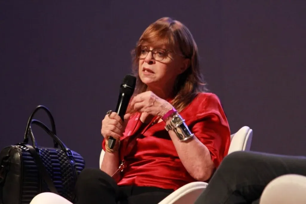 Gloria Perez envia mensagem de apoio à família Bolsonaro