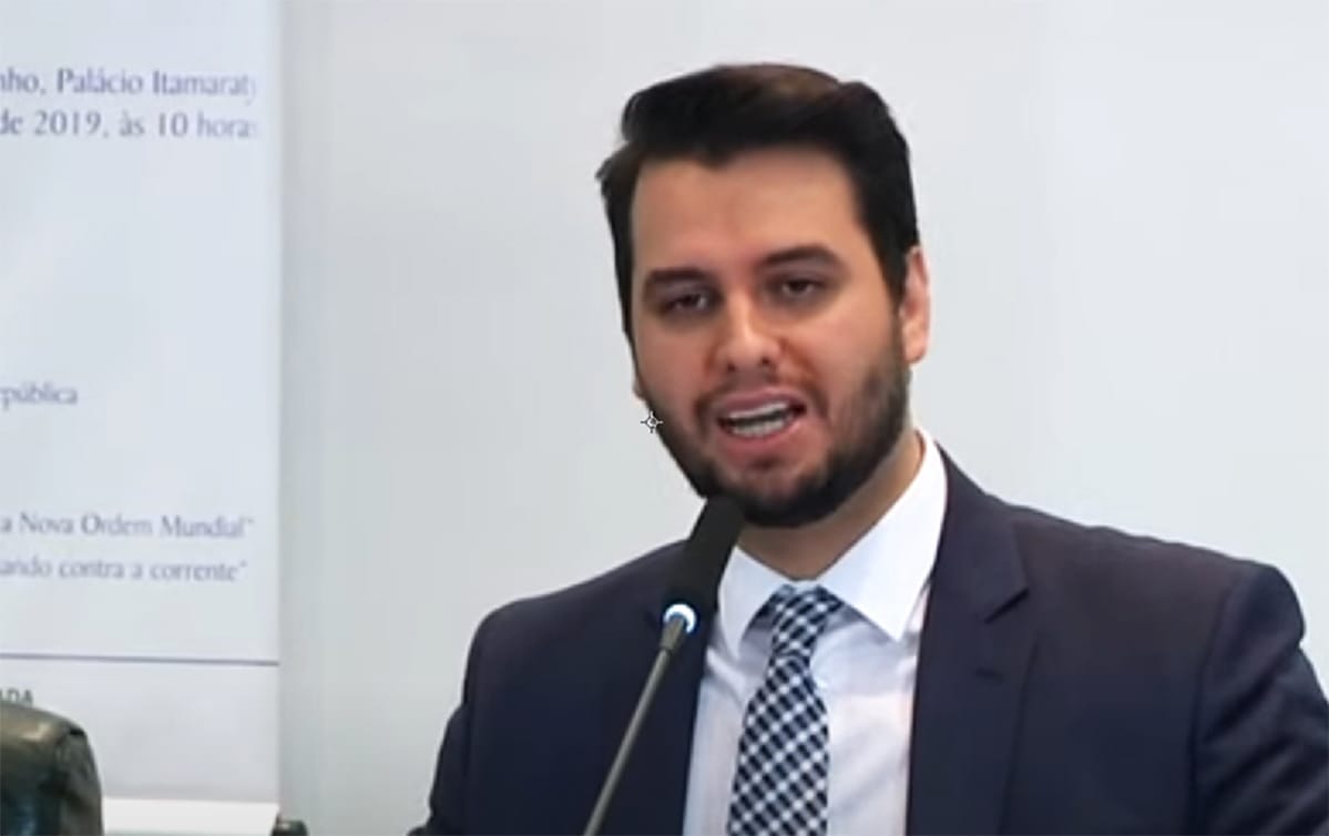 Defesa de Filipe Martins aponta minuta como obra de Mauro Cid