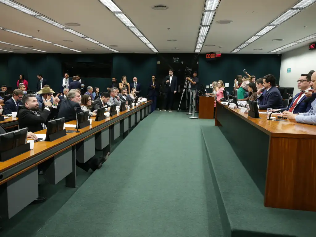 CCJ aprova PEC da redução da jornada e acende alerta para colapso econômico