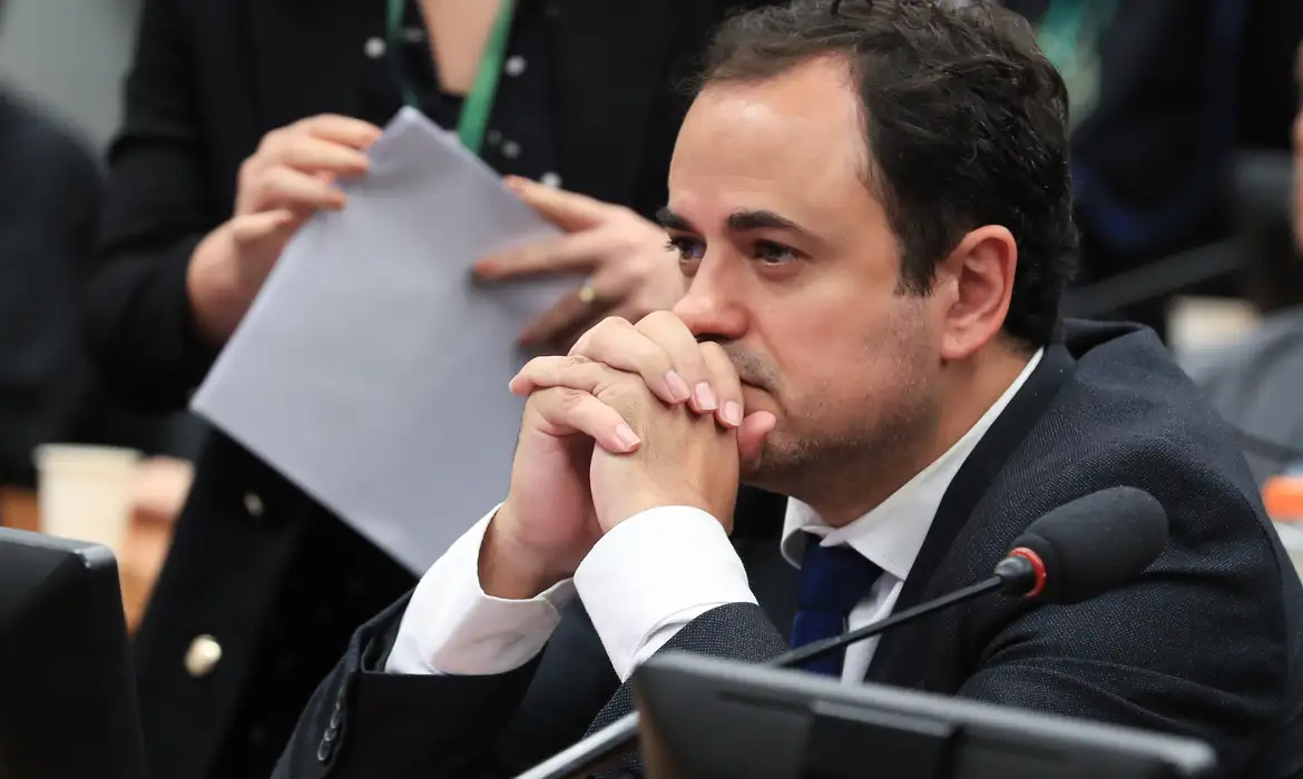 Glauber Braga cogita disputar governo do Rio em 2026 após suspensão na Câmara