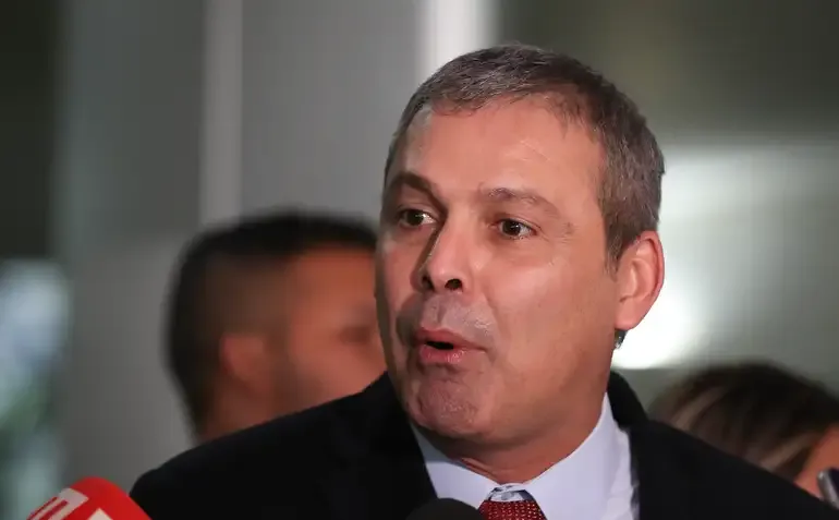 Líder do PT aciona STF para cassar Eduardo Bolsonaro por faltas