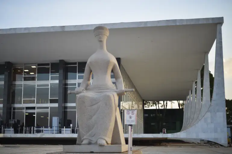 Transparência internacional expõe contradição sobre julgamentos do 8 de janeiro