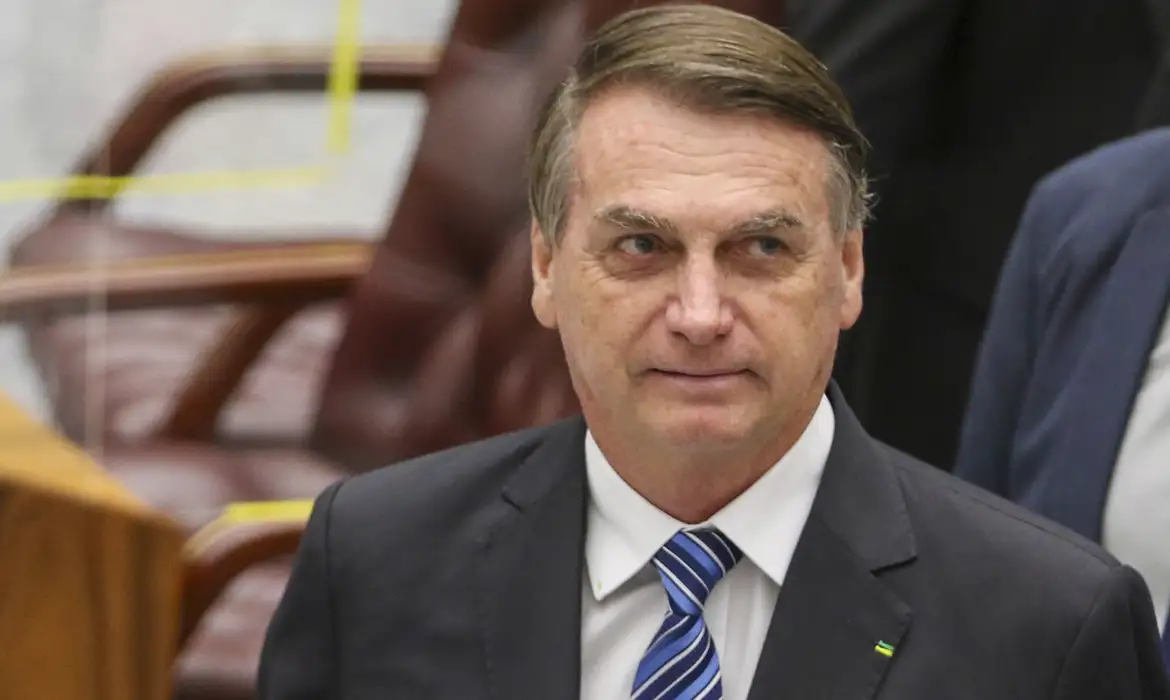 Bolsonaro reforça poder político ao lançar candidatura de Flávio