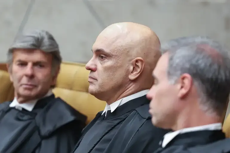 Moraes autoriza comissão de ética a notificar Heleno pessoalmente