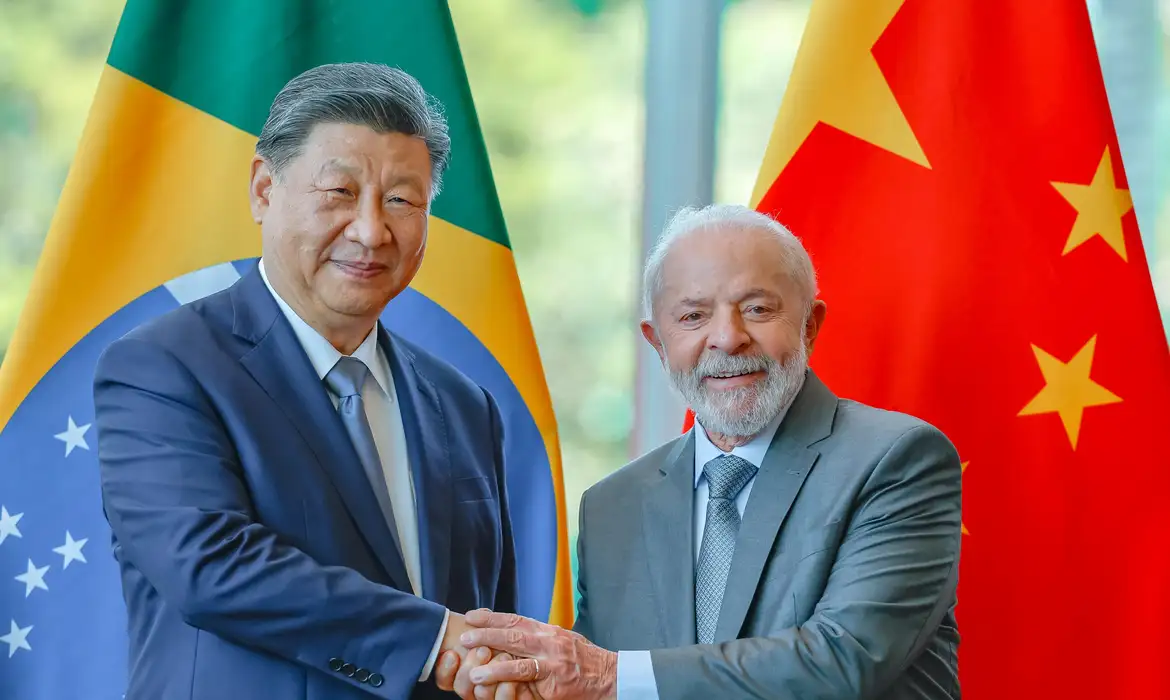 Xi Jinping liga para Lula e sugere que Brasil recuse convite de Trump