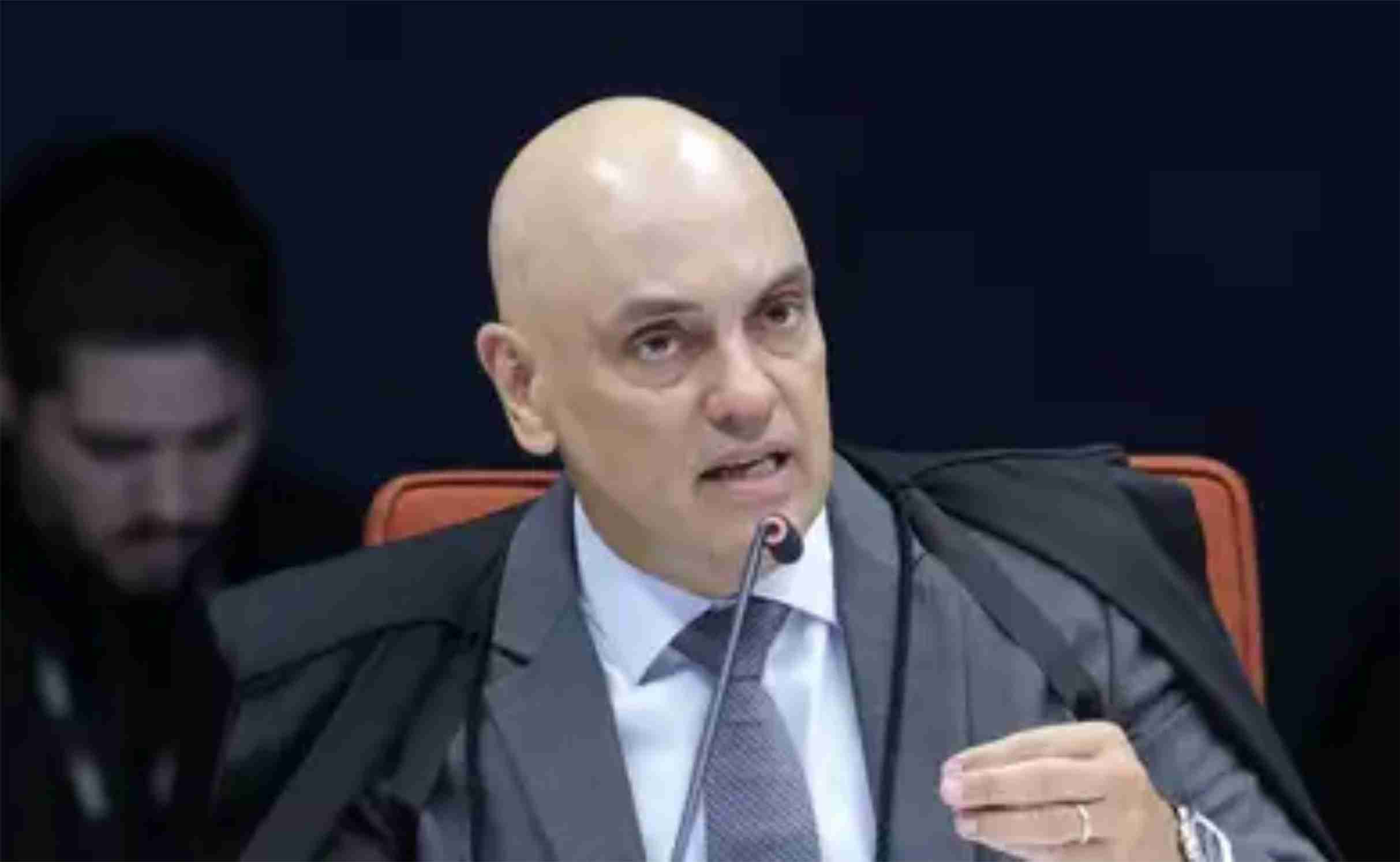 Defesa de Bolsonaro critica decisão de Moraes e exige internação