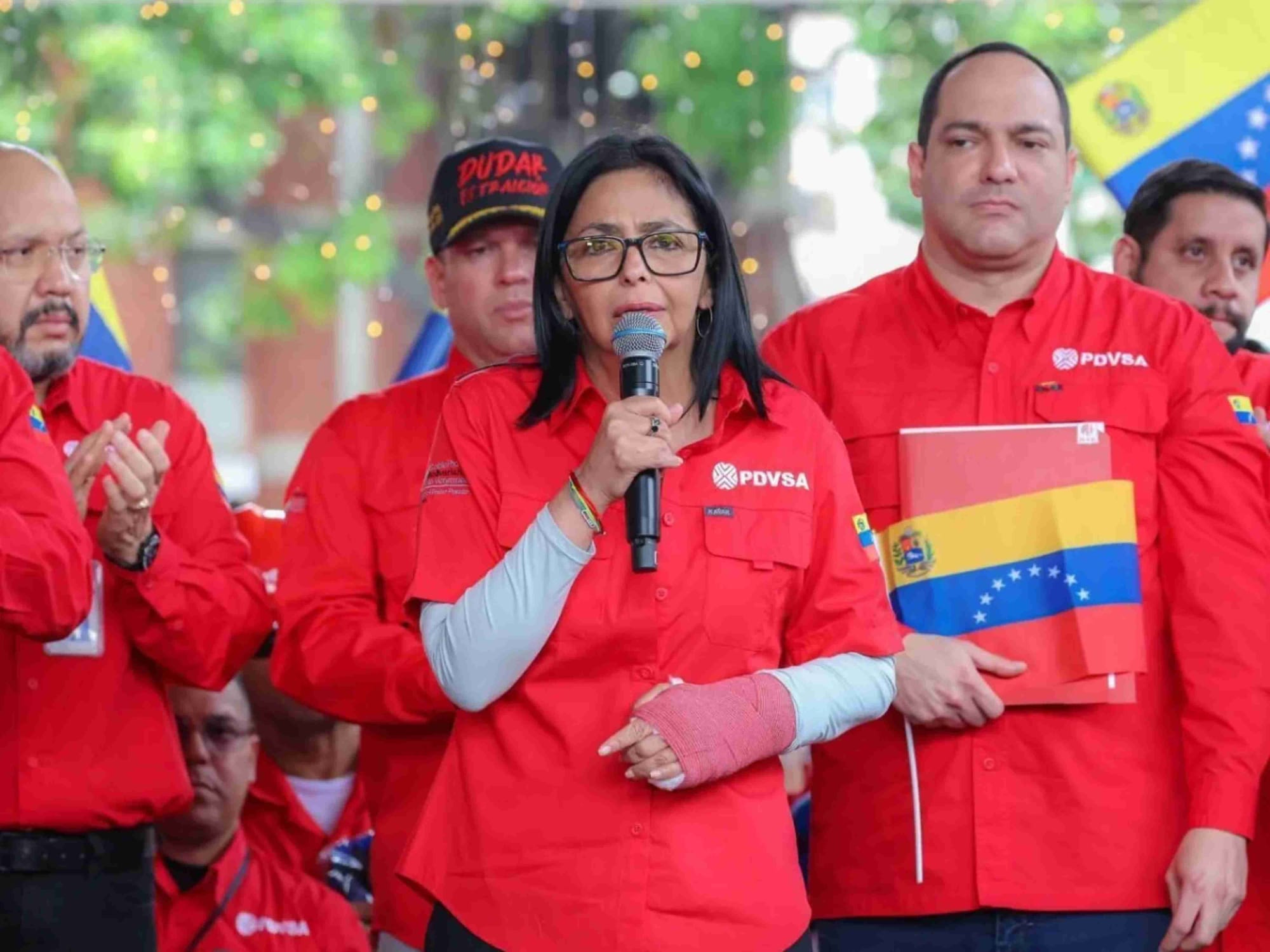 Coletivos chavistas reforçam apoio a Delcy Rodríguez e ampliam presença armada em Caracas