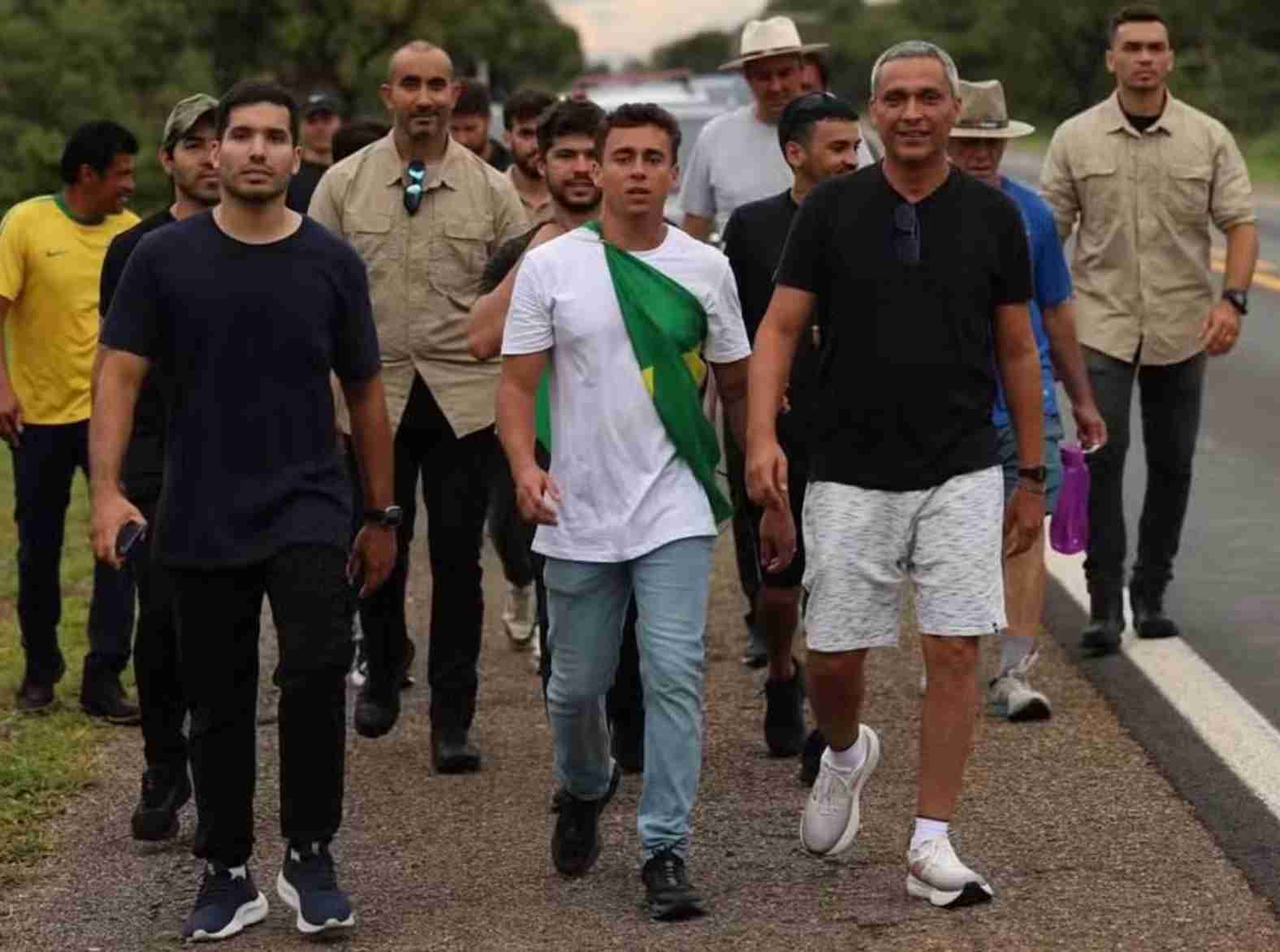 Nikolas Ferreira atrai apoios em caminhada rumo a Brasília