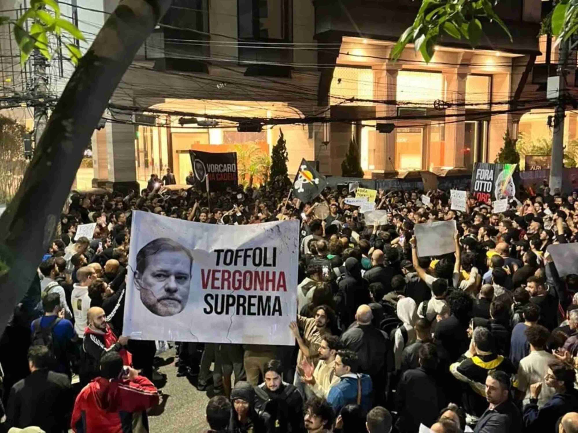 Manifestantes pedem saída de Toffoli e delação de Vorcaro em frente ao Banco Master