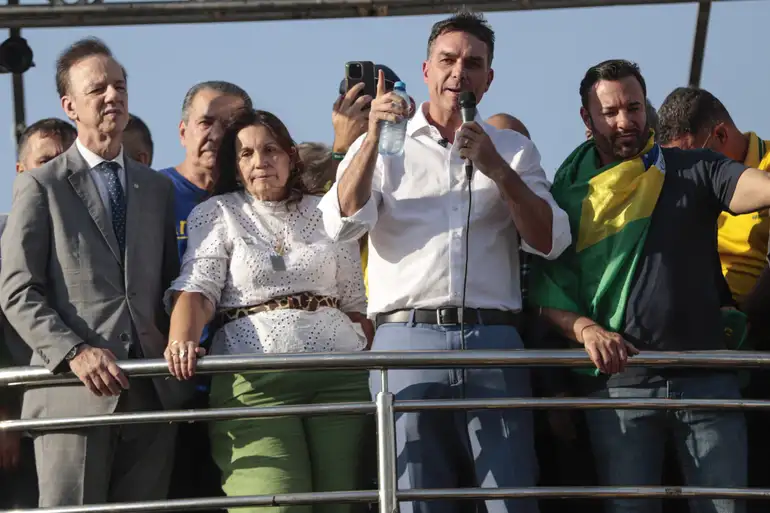 Governo aciona PF contra Flávio Bolsonaro após postagem crítica nas redes