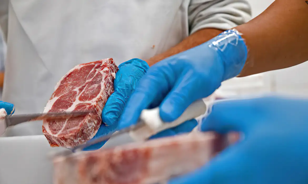 China vai aplicar tarifa de 55% sobre carne brasileira a partir de amanhã