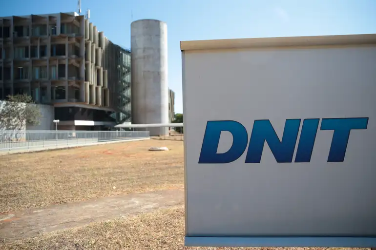 Ministro mantém diretor do Dnit que despacha com tornozeleira