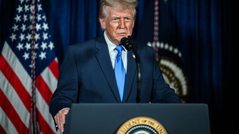 Trump afirma que Irã procurou os EUA para negociar enquanto avalia ações firmes