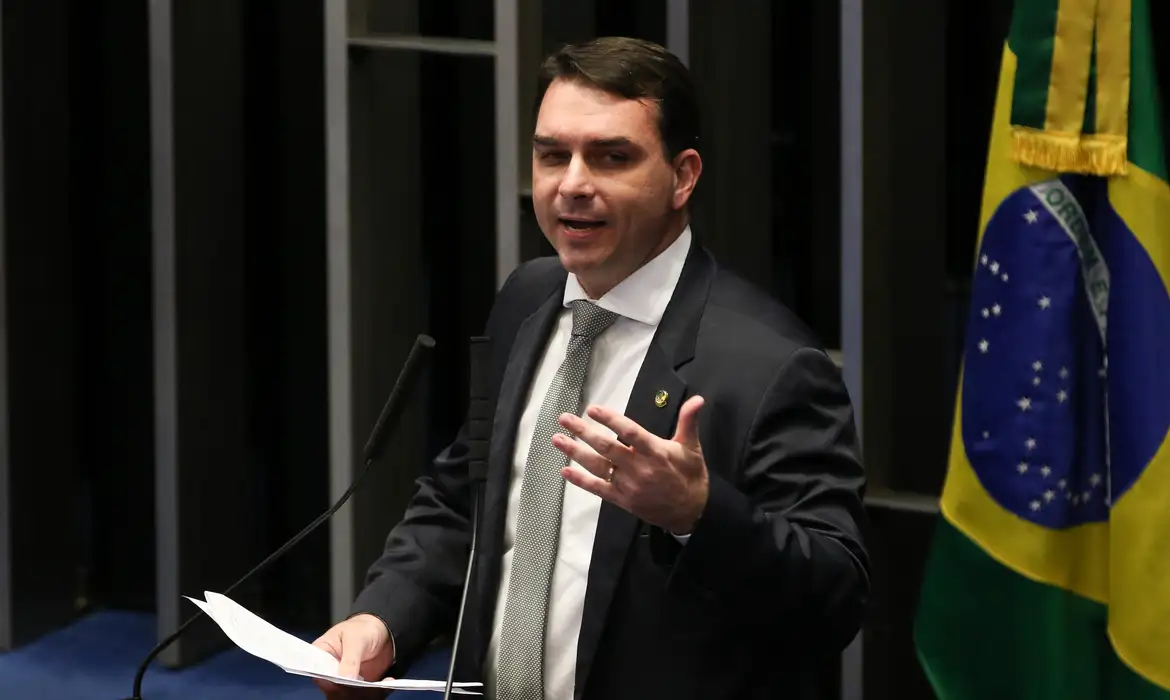 Flávio Bolsonaro inicia primeira viagem internacional da pré-campanha presidencial