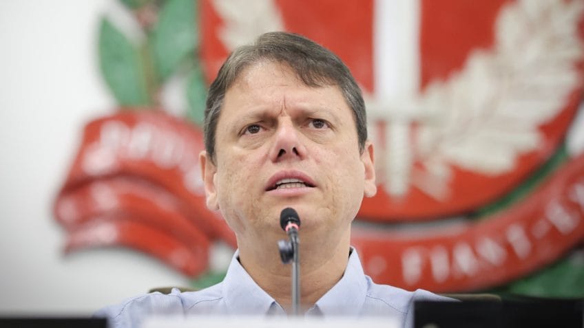 Tarcísio curte comentário da esposa e reforça imagem de “CEO do Brasil”