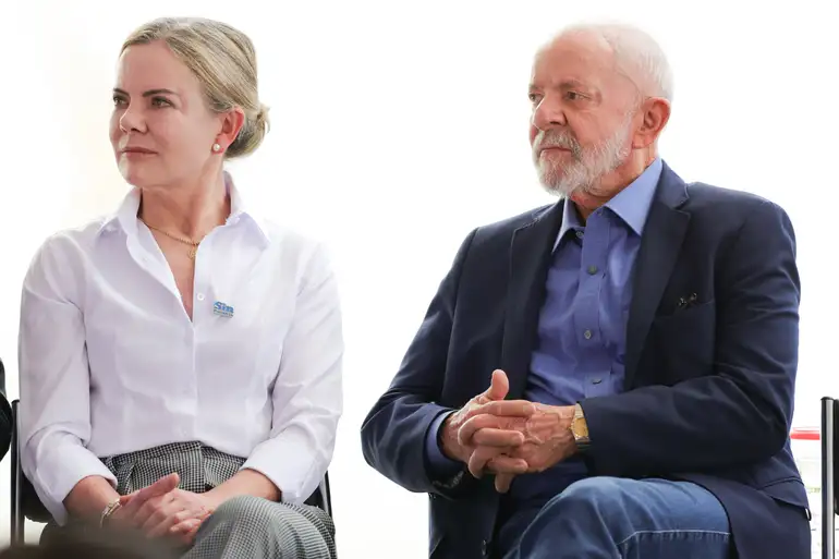 Gleisi classifica como “preconceito” questionamento sobre repasse a escola que homenageia Lula