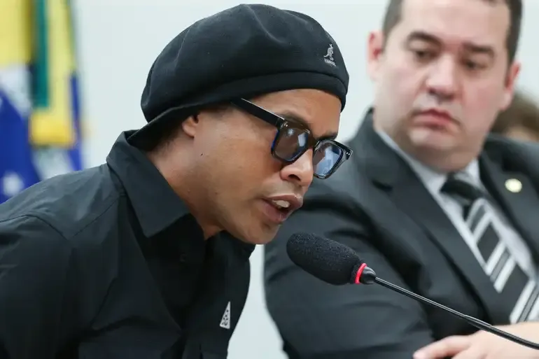 Terrenos de Ronaldinho Gaúcho entram em investigação sobre fraude bilionária do Banco Master
