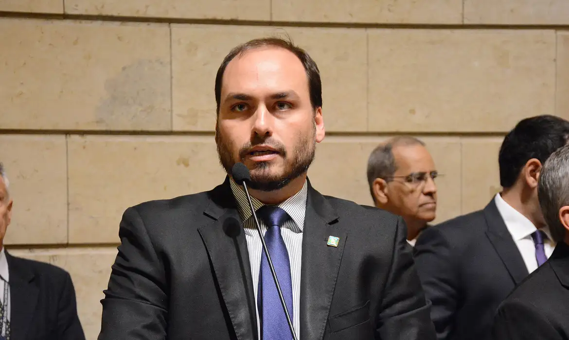 Carlos Bolsonaro denuncia piora da saúde do pai na prisão