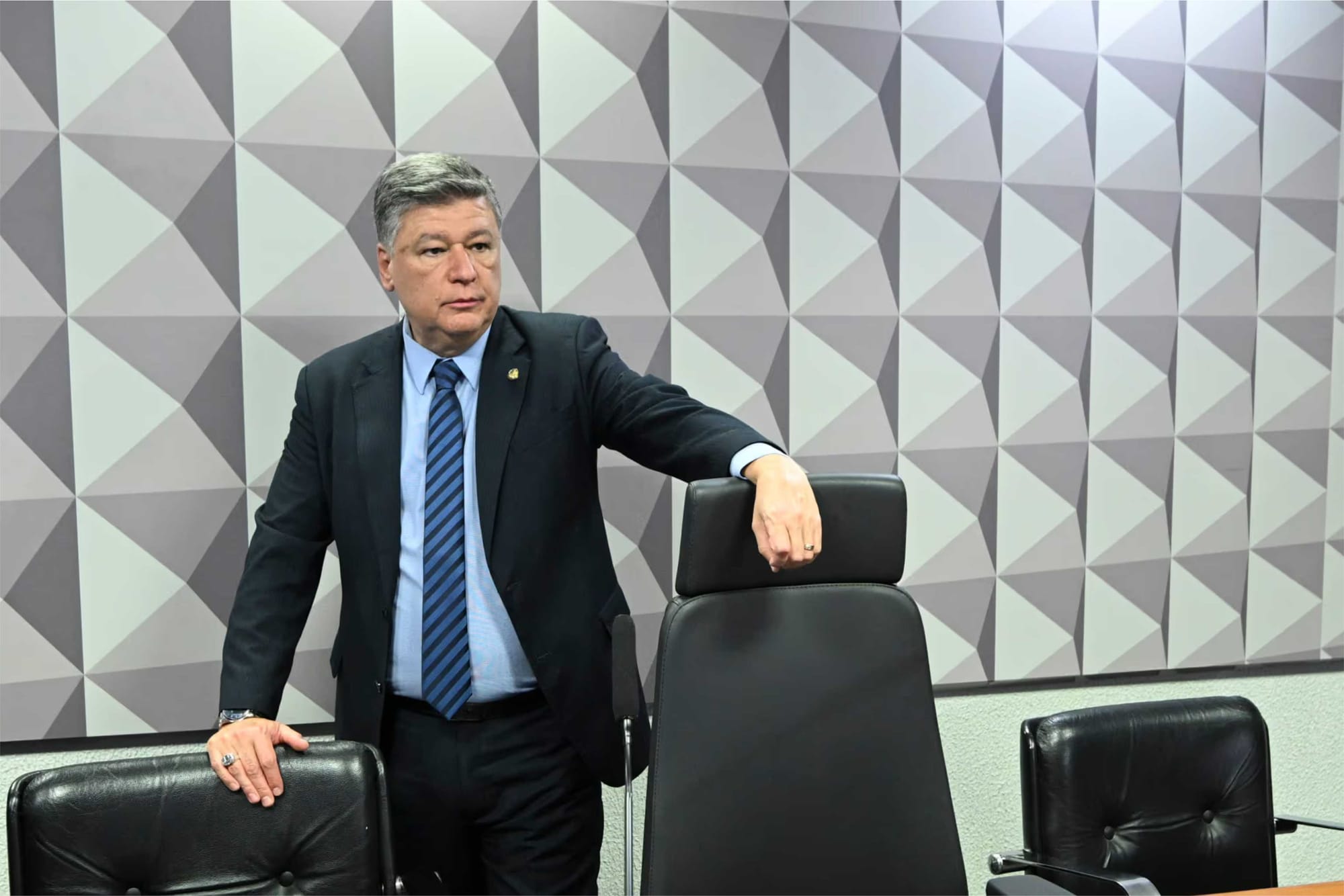 CPMI do INSS tem sessão cancelada por atestado médico