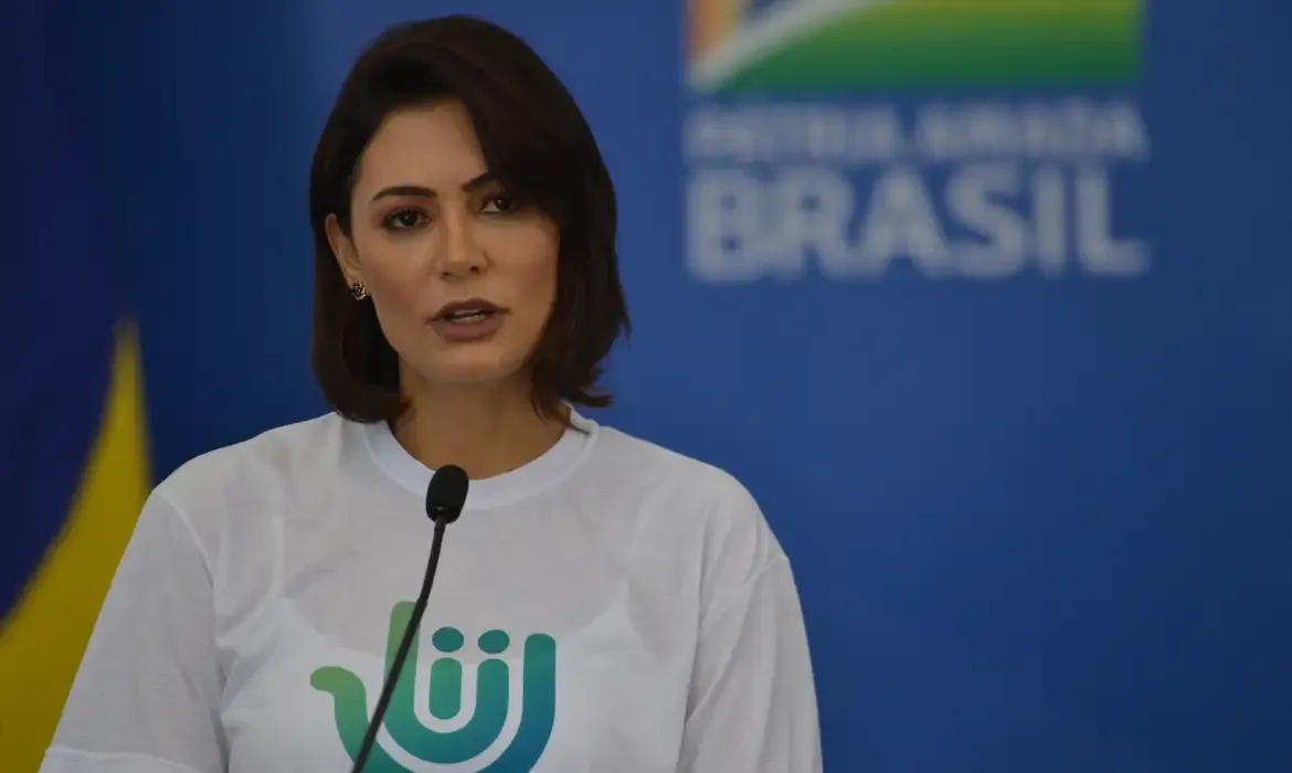 Michelle relata mal-estar de Bolsonaro após pico de pressão em batalhão da PM-DF